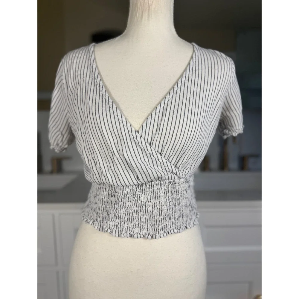 Abercrombie & Fitch Top Womens Medium White‎ Blue Stripe Smocked Wrap Crop